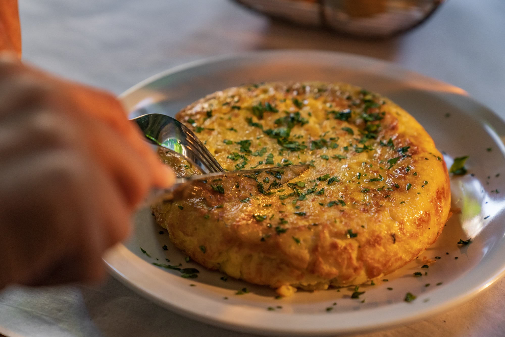 La tortilla puede pedirse en versión tradicional, con cebolla y a la española, con chorizo colorado.