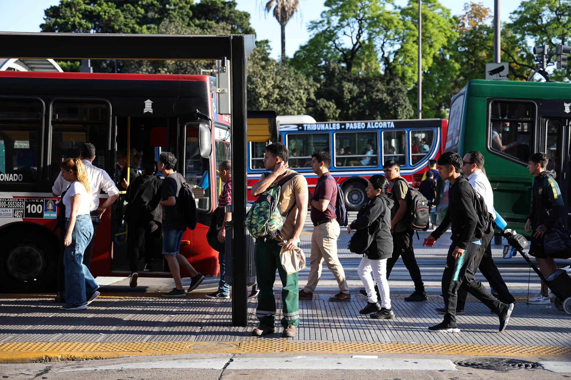 Un comienzo de jornada complicado: estaciones de trenes vacías y colectivos repletos de gente