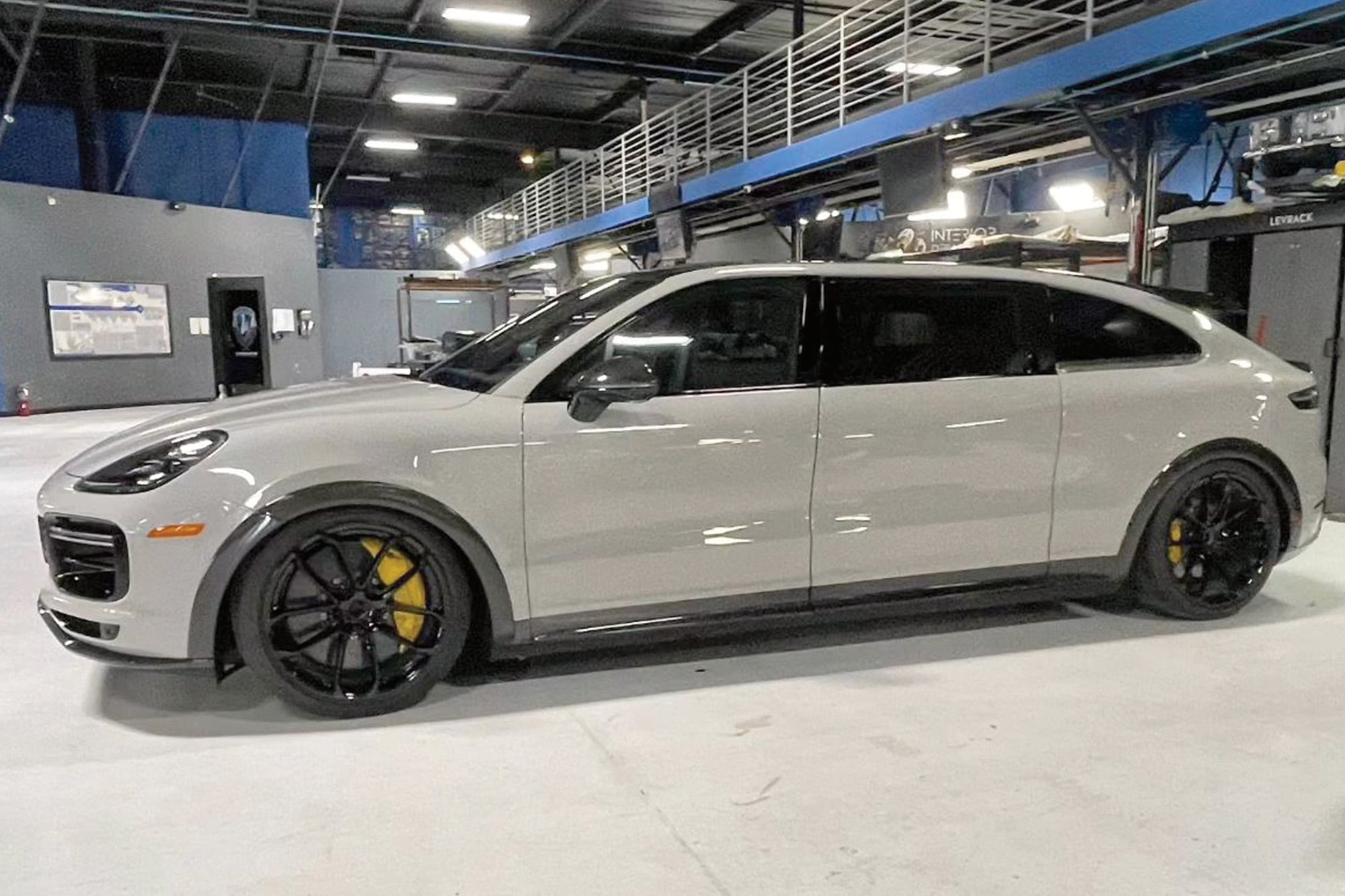 El poderoso CEO de Meta (ex Facebook) partió de un Porsche Cayenne Turbo GT (un auto que vale más de 250 mil dólares) y lo transformó casi por completo hasta lograr un utilitario familiar de tres filas de asientos.