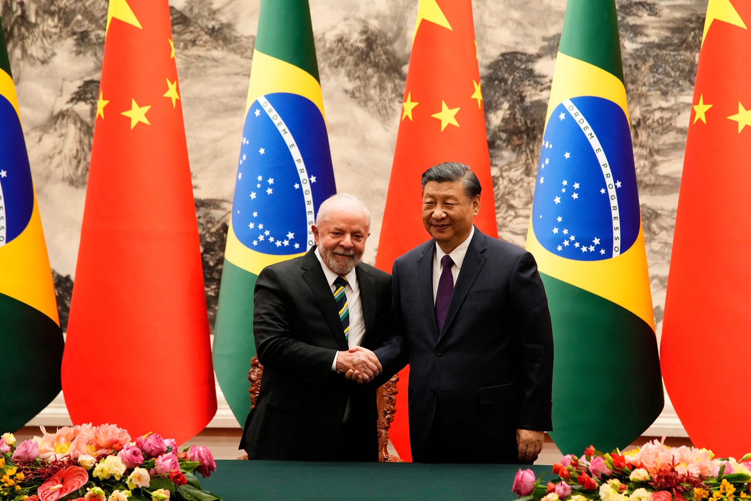 El presidente chino, Xi Jinping, y el presidente de Brasil, Luiz Inácio Lula da Silva, se dan la mano después de una ceremonia de firma en el Gran Palacio del Pueblo de Beijing el 14 de abril de 2023.