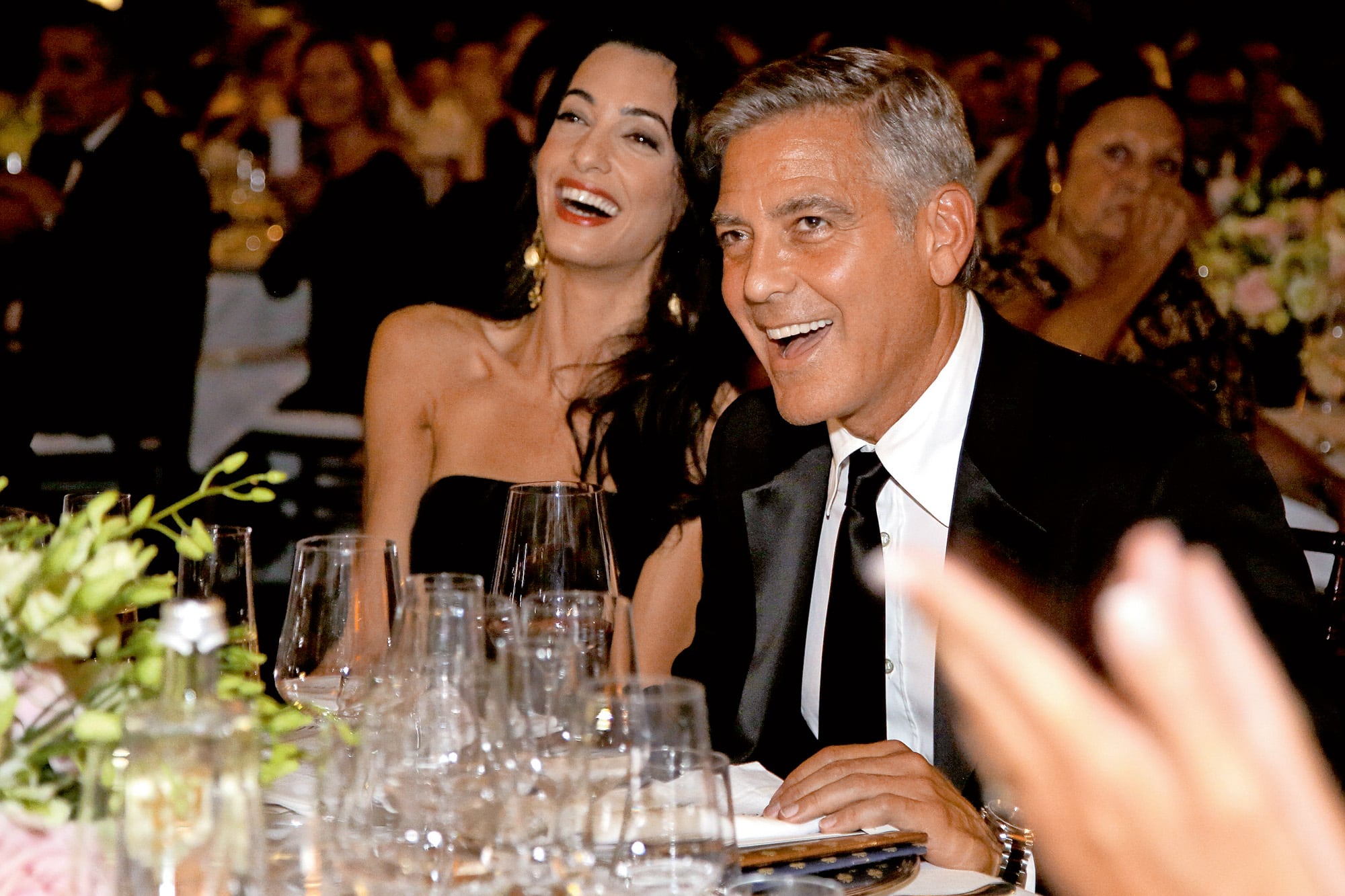 Clooney y Alamuddin se conocieron en 2013 en una comida con amigos  en común, en Italia. Después de intercambiar mails, con cartas de amor, durante semanas, tuvieron su primera cita en Londres.