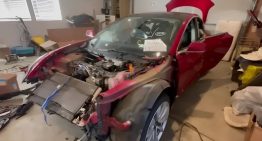 Tiene 18 años, compró un Tesla Model 3 destrozado por US$15.000 y se sorprendió cuando prendió la computadora