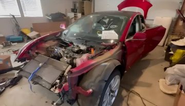 Tiene 18 años, compró un Tesla Model 3 destrozado por US$15.000 y se sorprendió cuando prendió la computadora