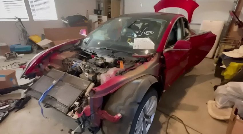 Tiene 18 años, compró un Tesla Model 3 destrozado por US$15.000 y se sorprendió cuando prendió la computadora