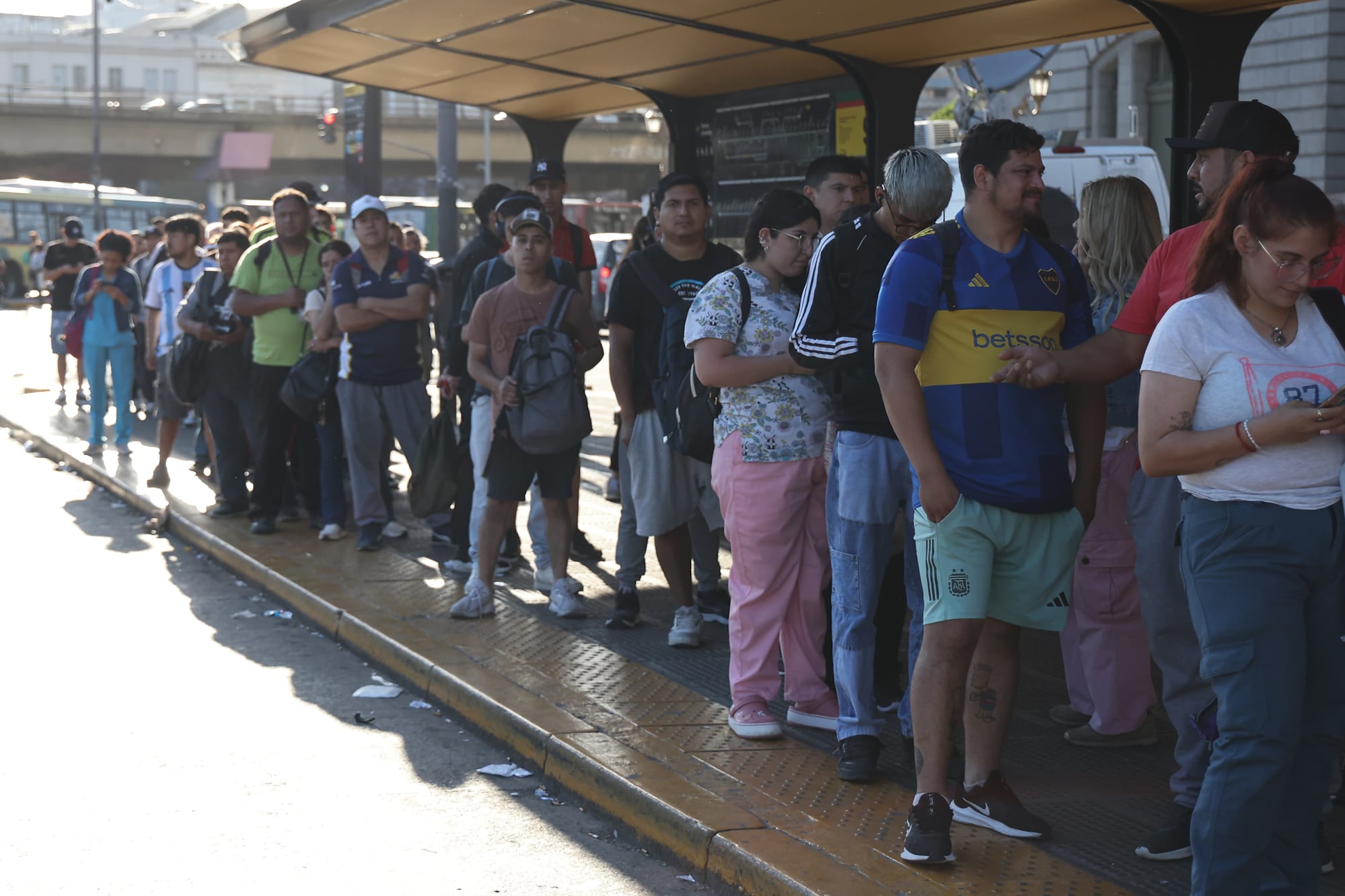 Un comienzo de jornada complicado: estaciones de trenes vacías y colectivos repletos de gente