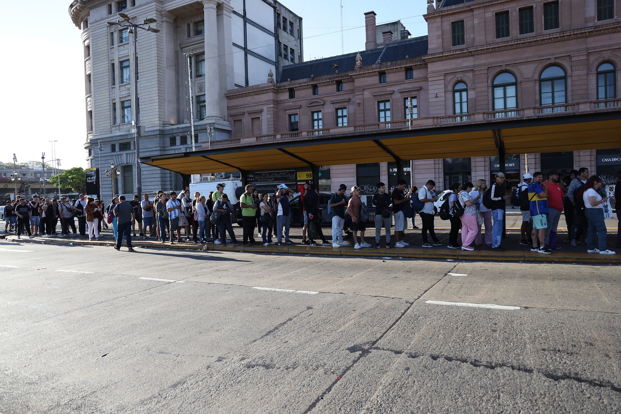 Un comienzo de jornada complicado: estaciones de trenes vacías y colectivos repletos de gente