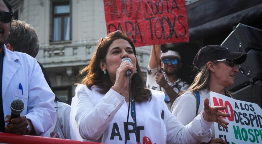 Trabajadores del Garrahan, docentes y estudiantes universitarios protestaron contra el ajuste en Plaza de Mayo