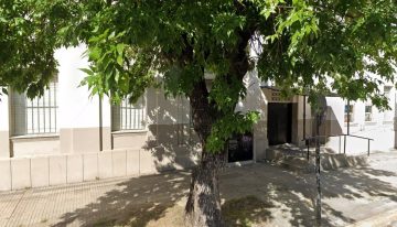 Video: una madre entró al aula de su hija, amenazó a las estudiantes y todo terminó en un escándalo