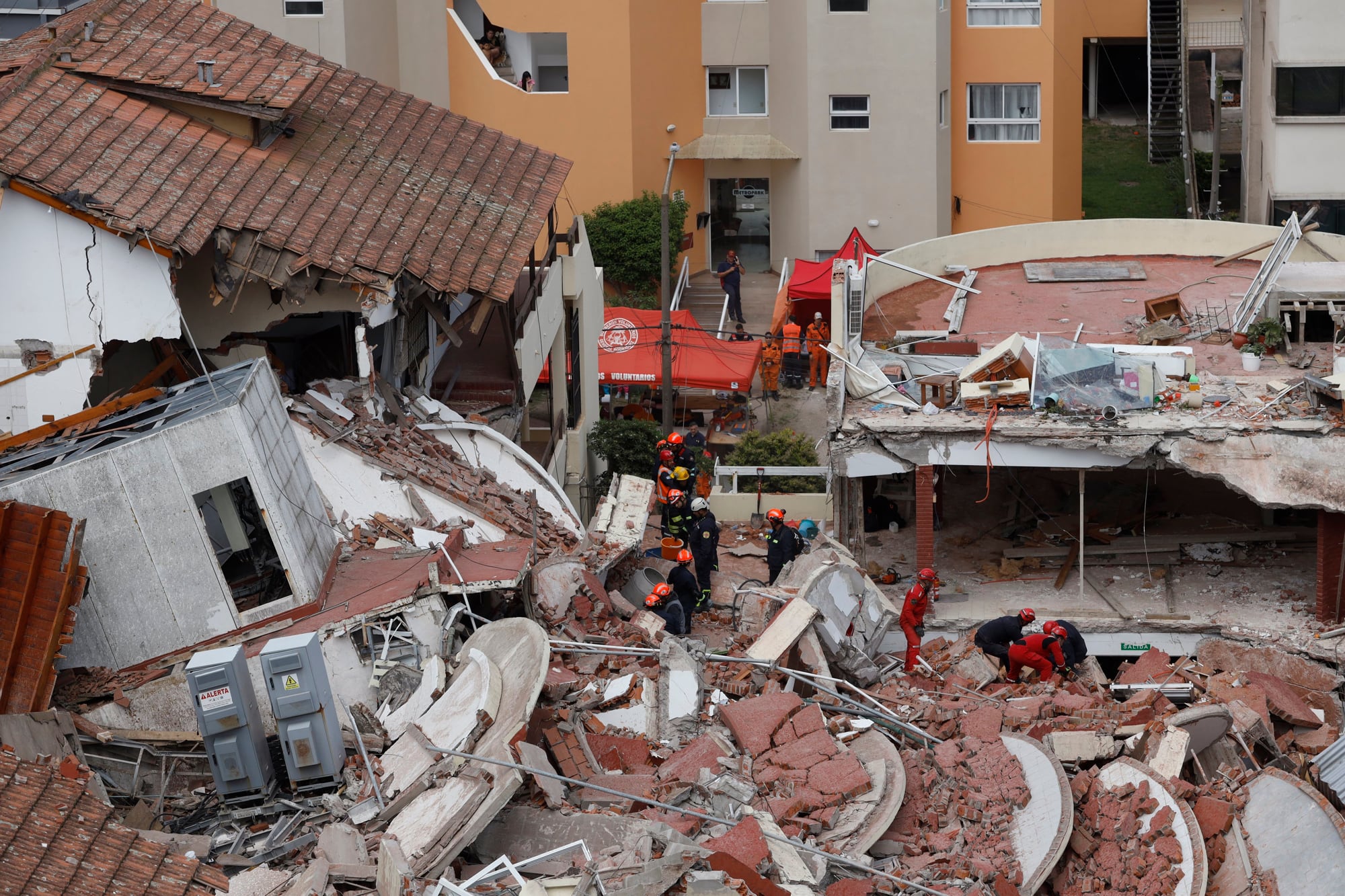 El Alfio 1 es un edificio bajo con techo de tejas situado en el lote norte inmediato al Apart Hotel Dubrovnik