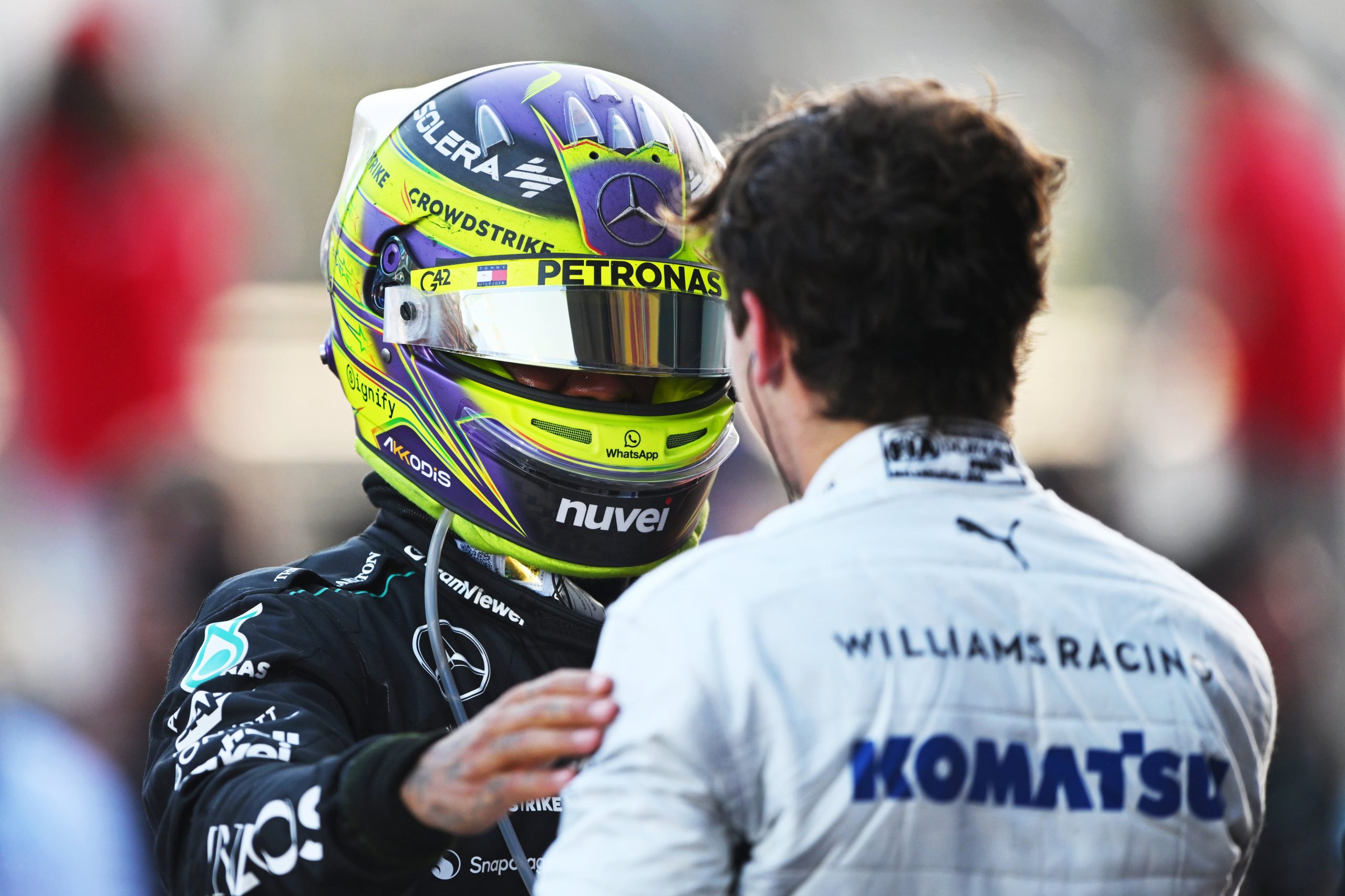 La foto del saludo entre Hamilton y Colapinto tras el Gran Premio de Azerbaiyán, en el que el argentino soportó la presión del británico y logró el octavo puesto y los primeros puntos para un piloto argentino en Fórmula 1 en 43 años.