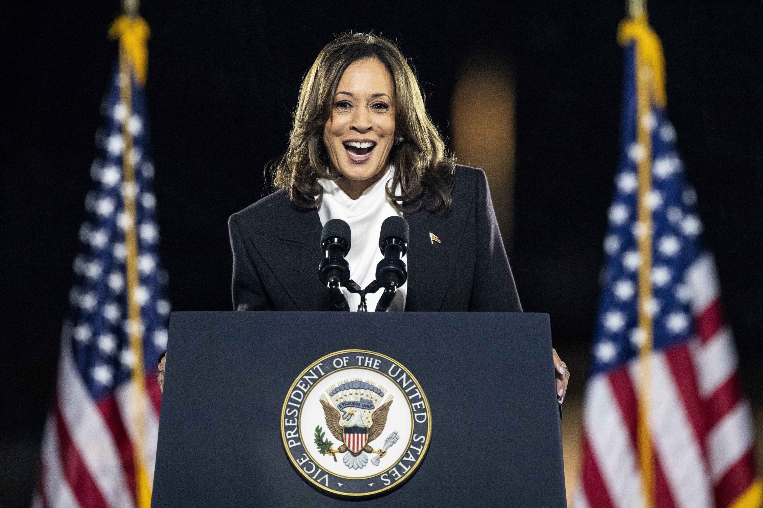 La vicepresidenta estadounidense y candidata presidencial demócrata, Kamala Harris, habla durante un mitin de campaña en Ellipse Park en Washington