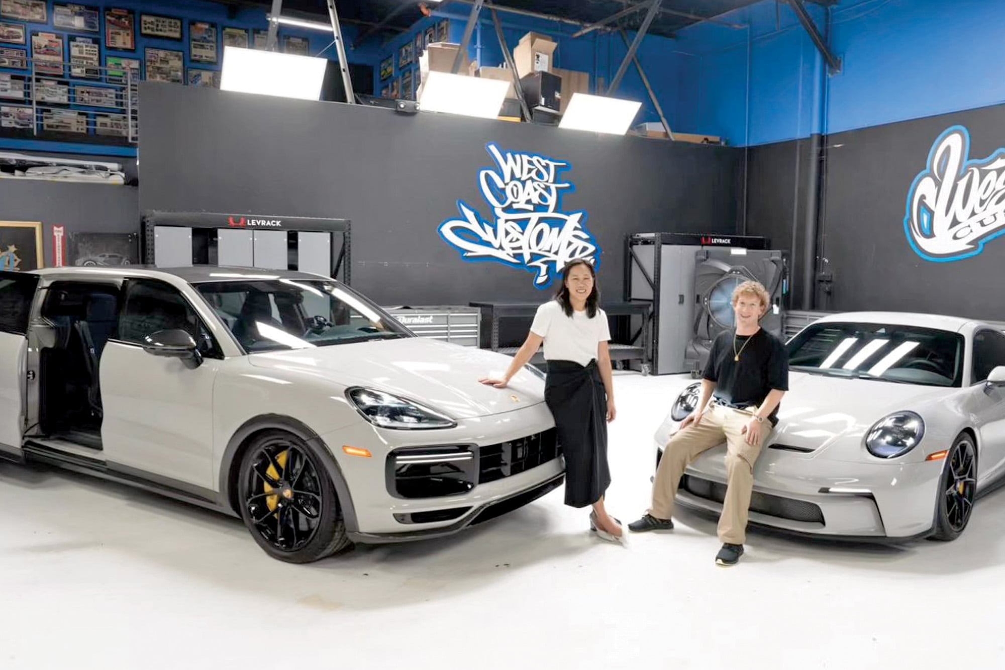 “Creo que debía existir”, dijo Zuckerberg sobre el Porsche Cayenne Turbo GT que transformó en minivan. También posaron con una una coupé Porsche 911 GT3 Touring, cuyo valor ronda los 280 mil dólares.