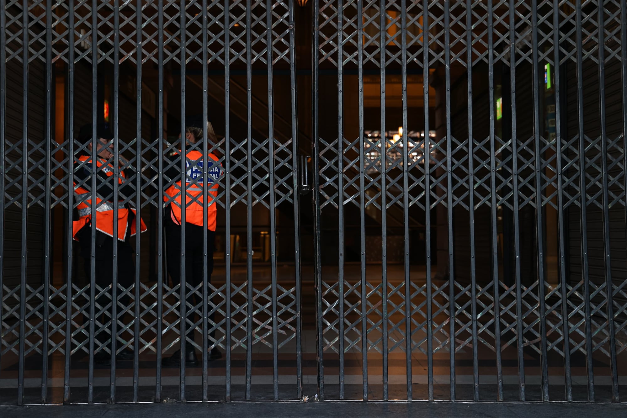 Largas colas para poder viajar en colectivo en Constitución; la estación es custodiada por la Policía