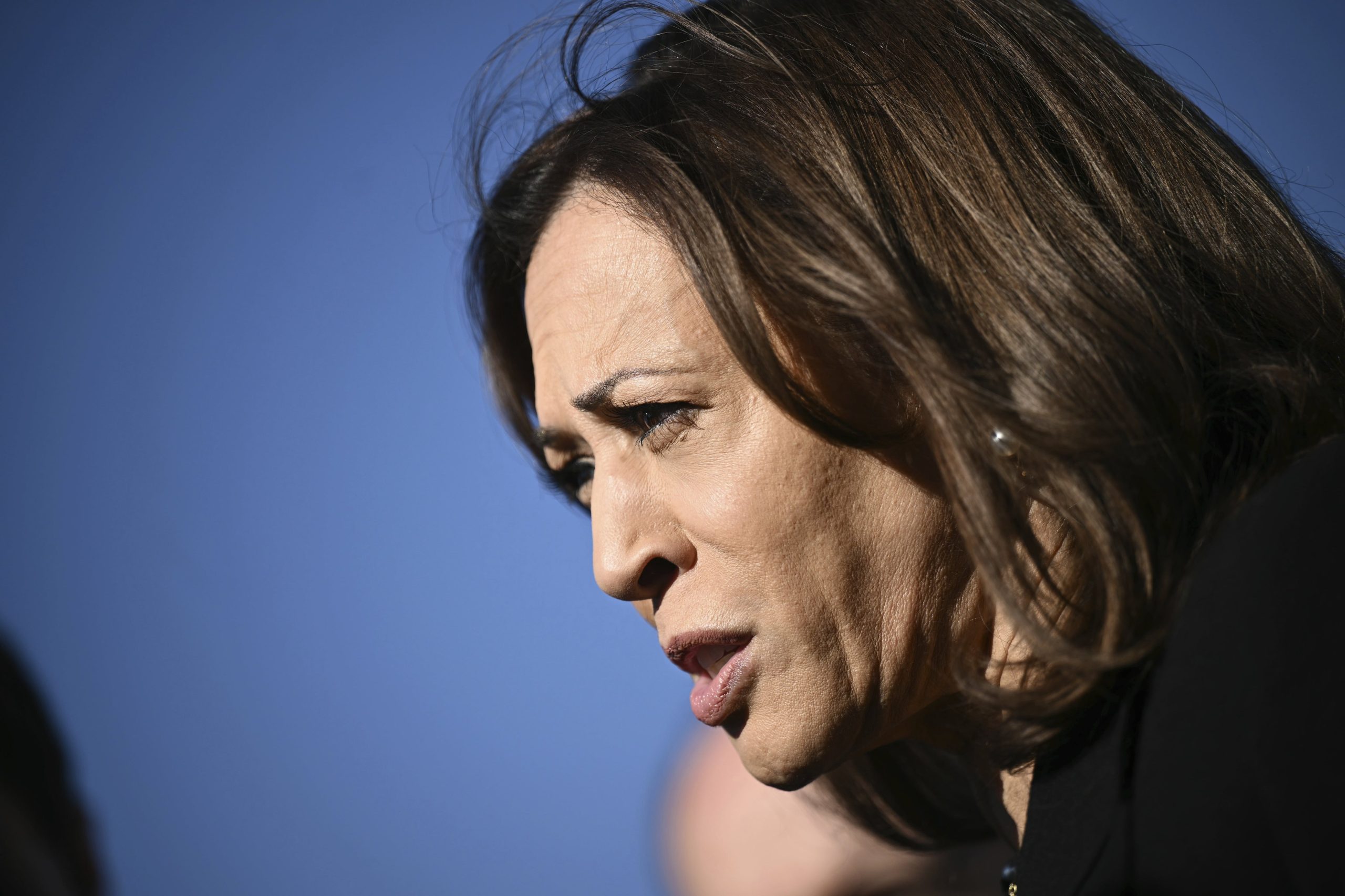 La vicepresidenta candidata demócrata a la presidencia, Kamala Harris, habla con los periodistas antes de abordar el Air Force Two, el miércoles 30 de octubre de 2024, en la Base Conjunta Andrews, Maryland