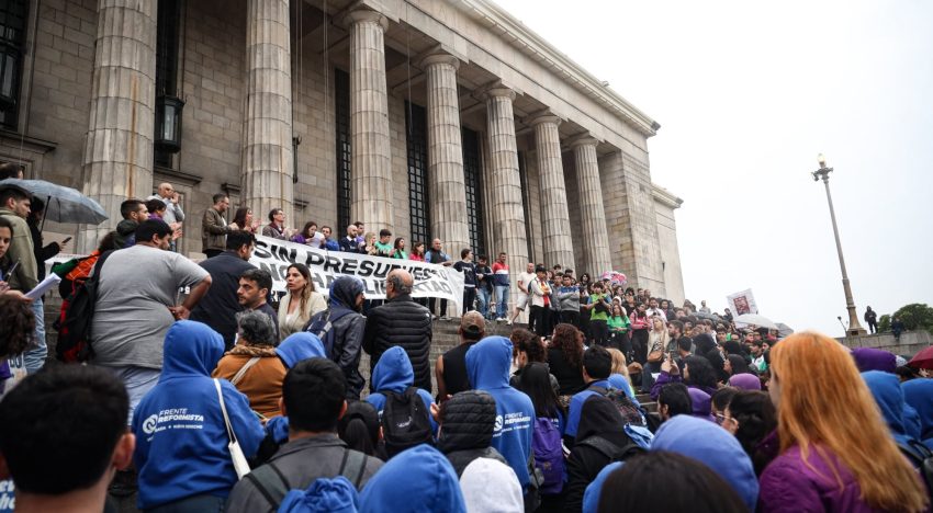 Tomas, vigilias y clases públicas: los estudiantes de universidades nacionales intensifican la protesta