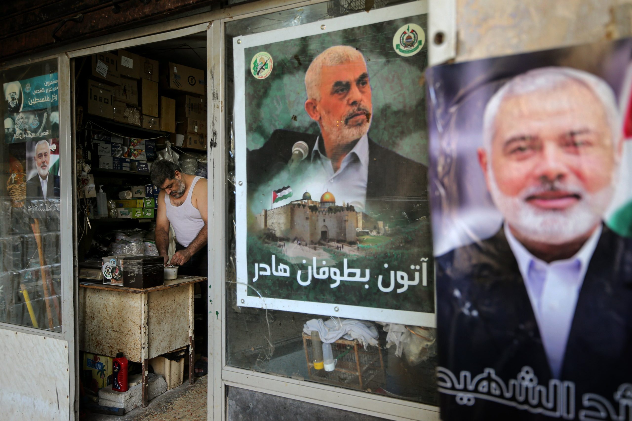 Un refugiado palestino trabaja en su tienda del campo de Burj al-Barjneh, en Beirut, adornada con carteles del asesinado líder de Hamas Ismail Haniyeh y de Yahya Sinwar (izquierda), y Abu Obeida, portavoz de las Brigadas Ezzedeen al-Qassam de Hamas en Gaza.