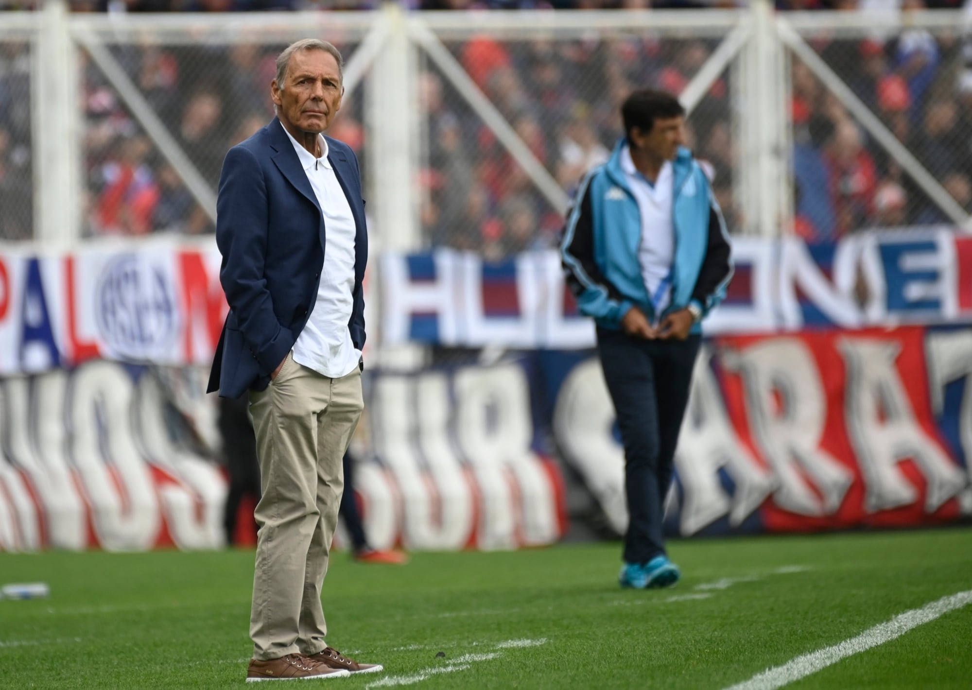 Miguel Ángel Russo y detrás Gustavo Costas, los entrenadores de San Lorenzo y de Racing