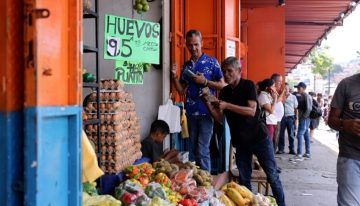 Venezuela corre riesgo de aceleración de la inflación al dejar de depreciar la moneda