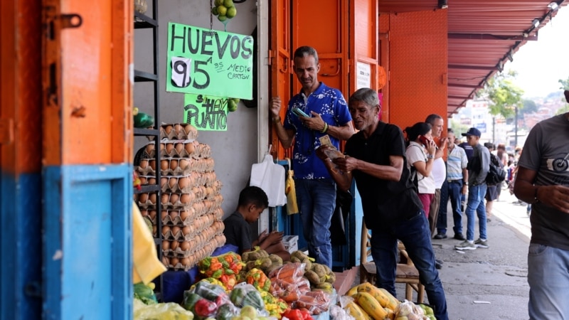 Venezuela corre riesgo de aceleración de la inflación al dejar de depreciar la moneda