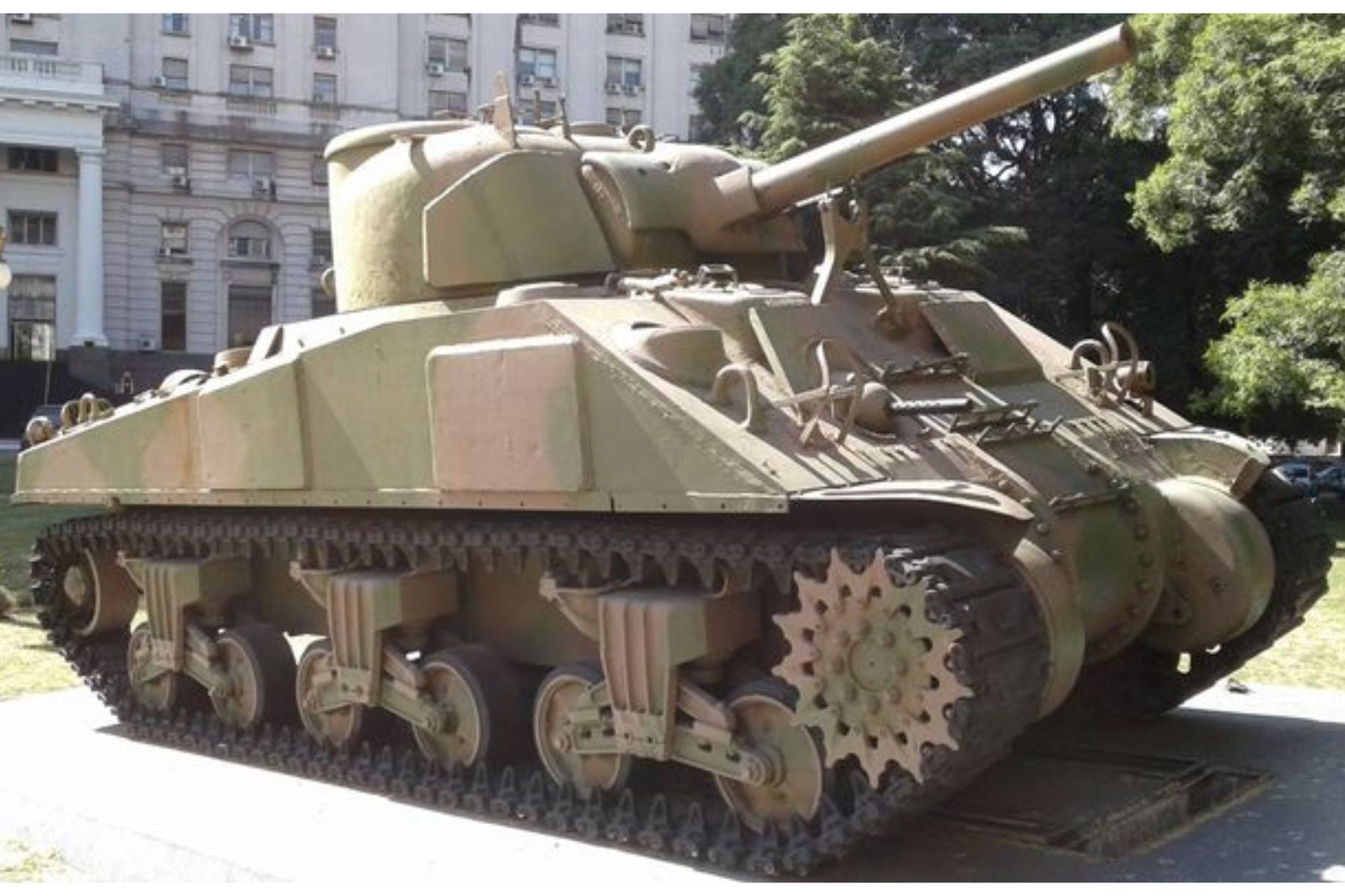 El tanque Sherman M4A4 donde originalmente estuvo expuesto, frente al Edificio Libertador, en la Plaza de las Armas Ejército Argentino