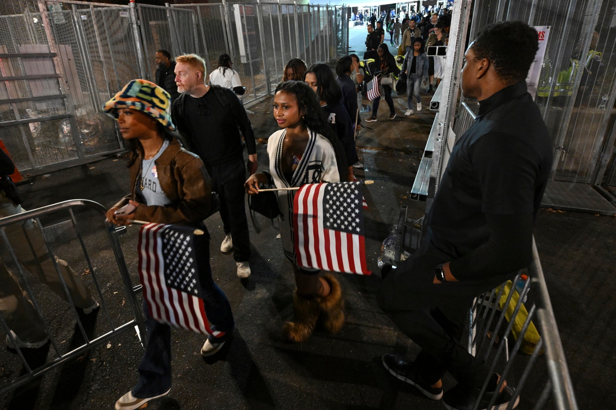 Los asistentes abandonan la fiesta de observación nocturna de las elecciones de la vicepresidenta demócrata Kamala Harris en la Universidad Howard, el martes 5 de noviembre de 2024, en Washington.