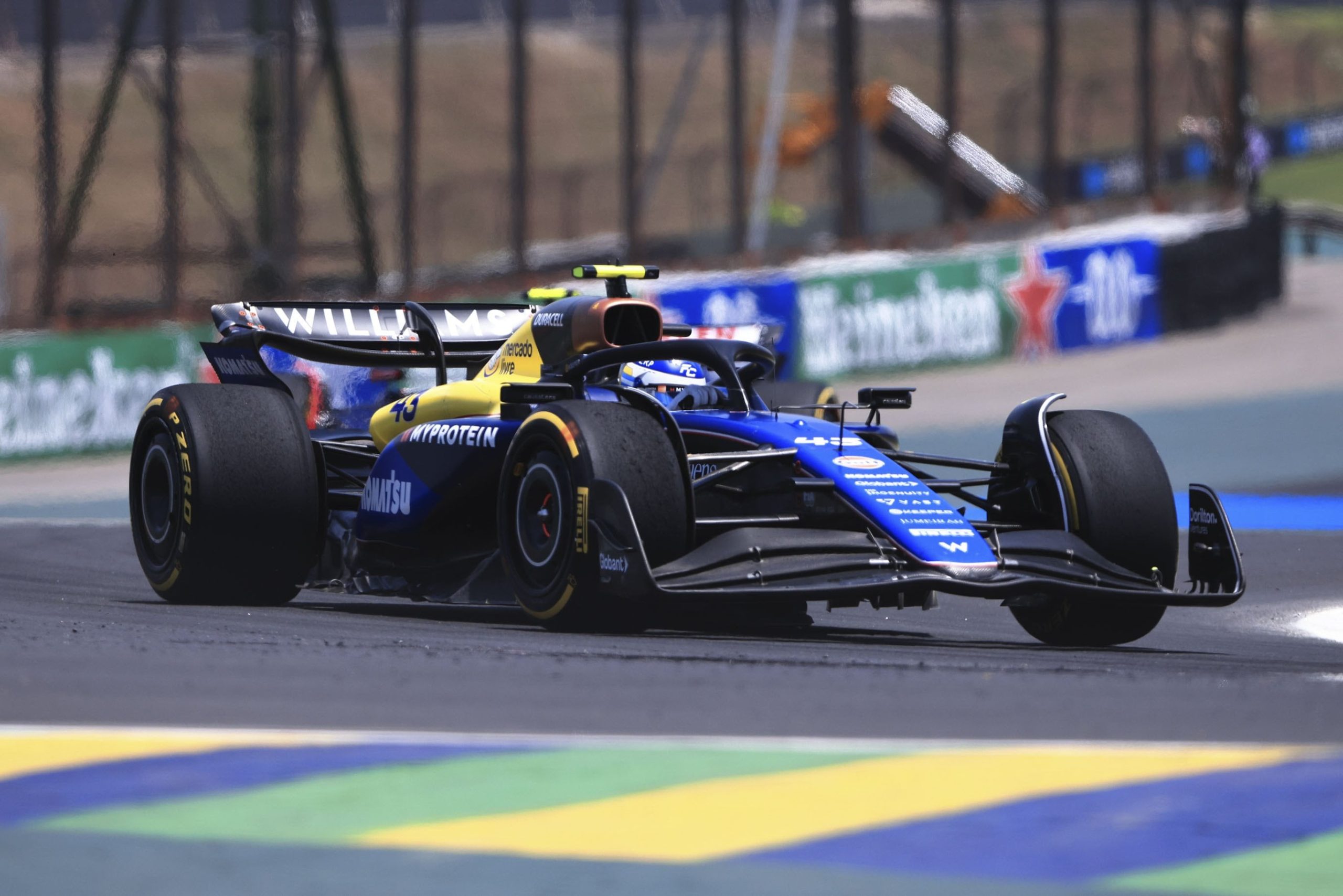 El argentino Franco Colapinto gira con su Williams en el circuito de Interlagos, en San Pablo, Brasil