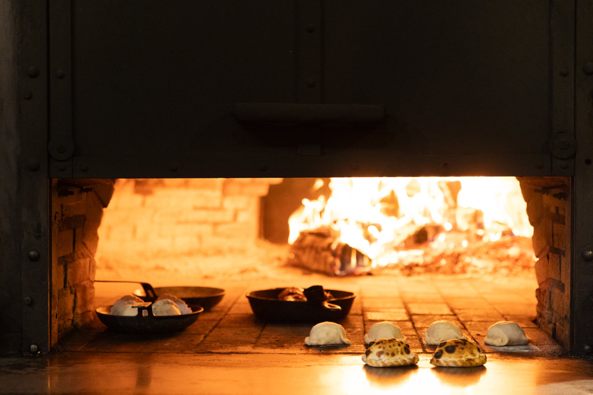 Las empanadas se cocinan en horno de barro.