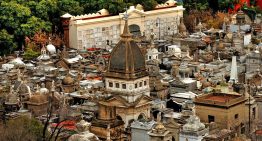 La banda de los Caballeros de la Noche, un jesucristo anciano y sangre gaucha