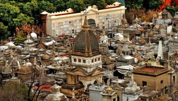 La banda de los Caballeros de la Noche, un jesucristo anciano y sangre gaucha