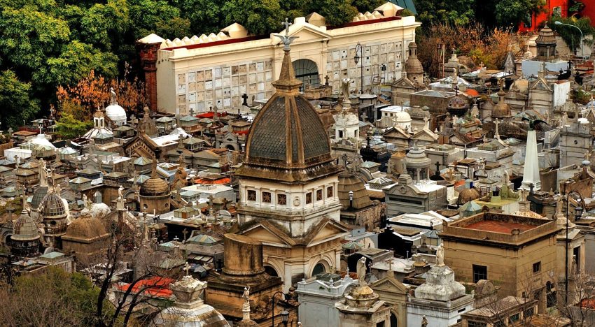 La banda de los Caballeros de la Noche, un jesucristo anciano y sangre gaucha