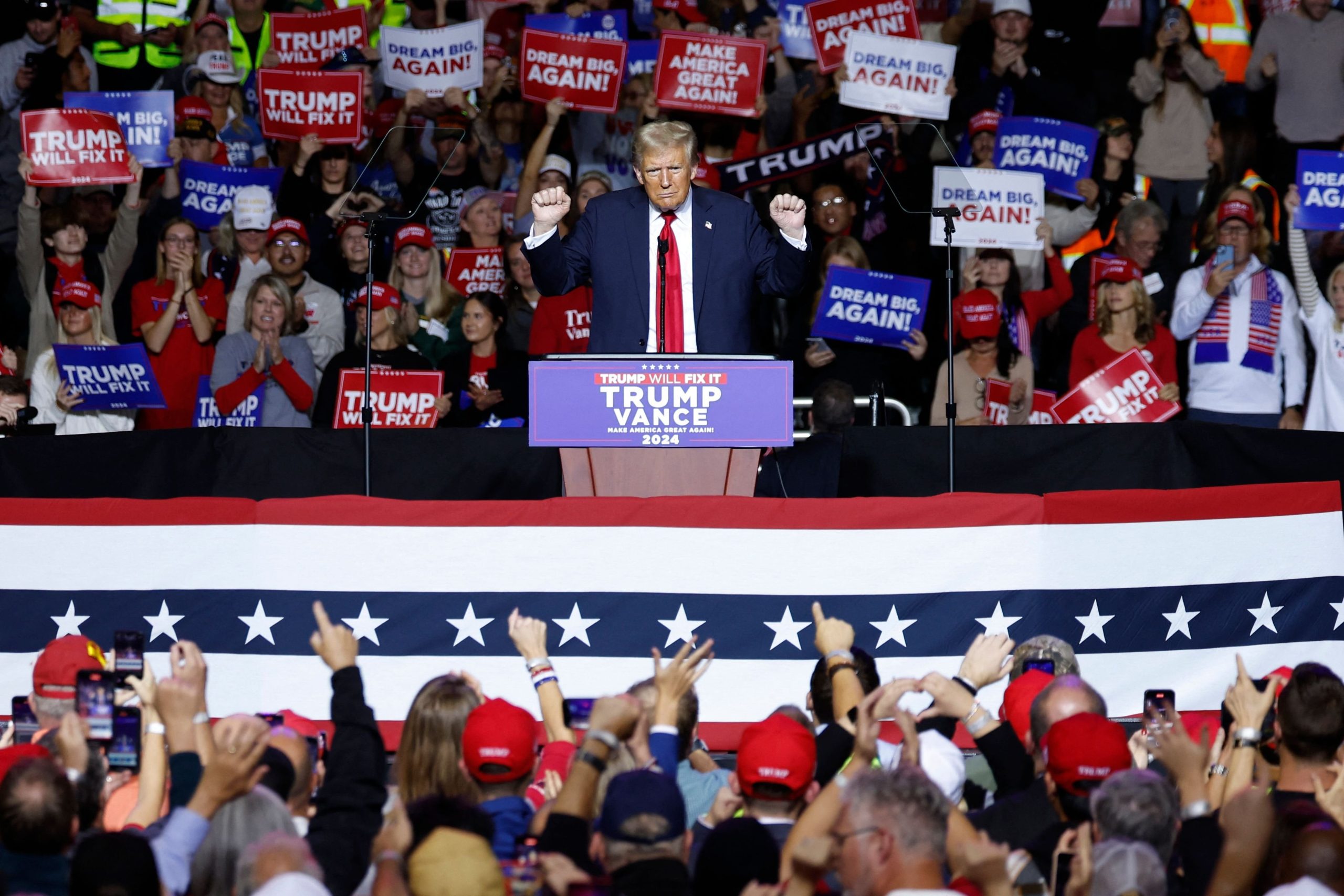 El expresidente de Estados Unidos y candidato presidencial republicano Donald Trump hace gestos mientras habla en un mitin de campaña en el Foro Fiserv en Milwaukee, Wisconsin, el 1° de noviembre de 2024