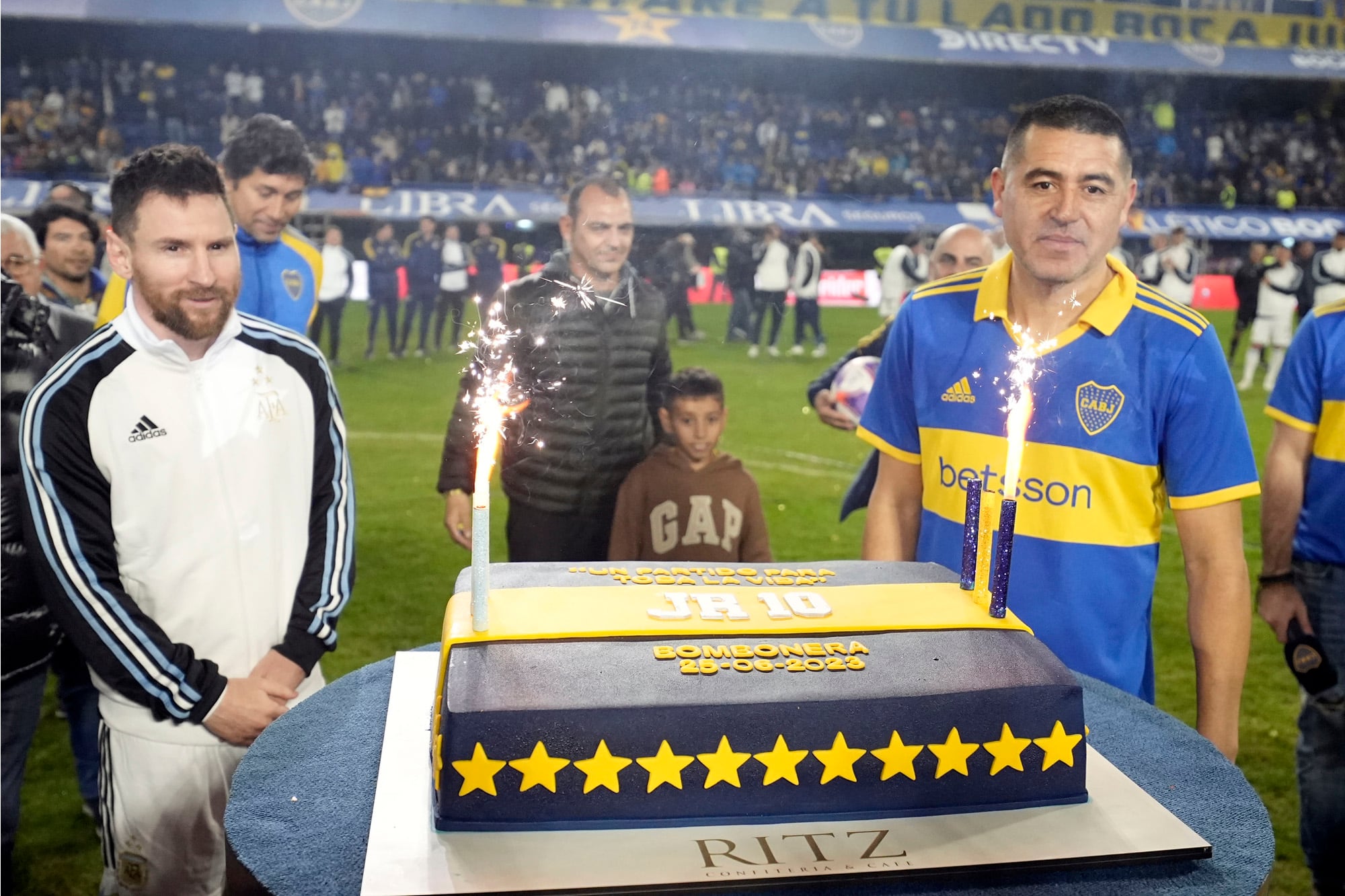 Despedida de Juan Román Riquelme, el 25 de junio de 2023, un día después del cumpleaños de ambos, que compartieron la torta en la Bombonera