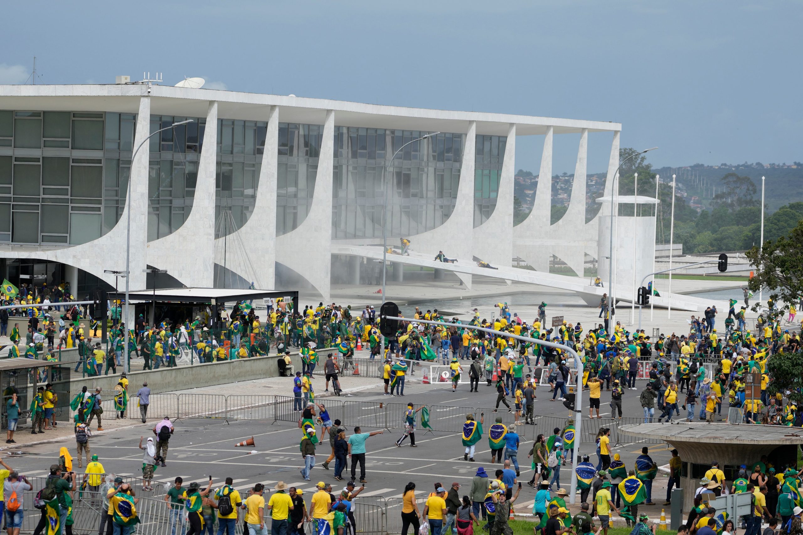 Partidarios del expresidente de Brasil Jair Bolsonaro protestan ante el Palacio de Planalto en Brasilia