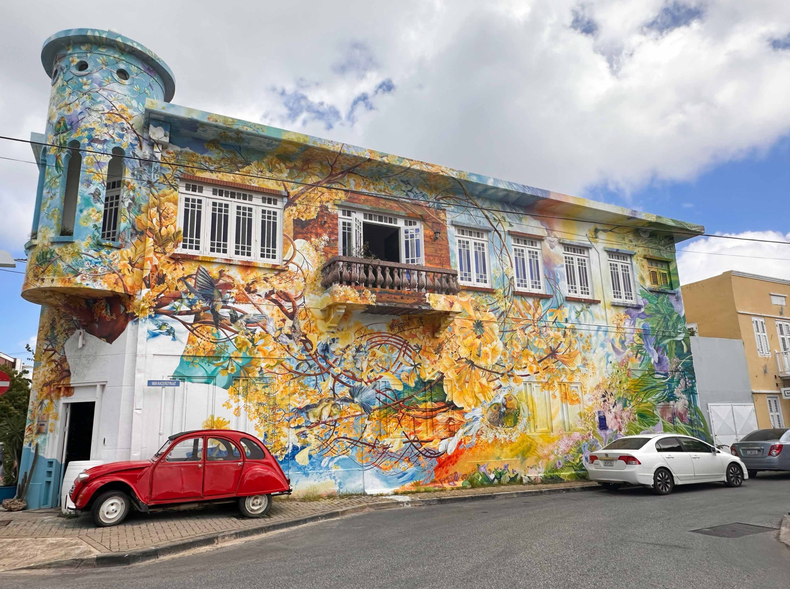 El estilo caribeño se refleja en las construcciones  de Punda repletas de color y fantasía