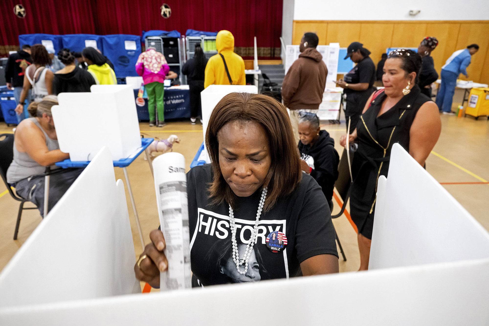 Sheron Campbell usa una camiseta de Kamala Harris mientras vota el día de las elecciones en Oakland, California, el martes 5 de noviembre de 2024. 