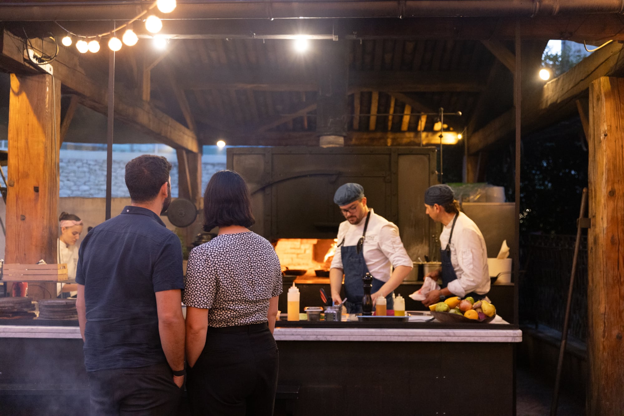 Los comensales se pueden acercar al asador para elegir qué comer.