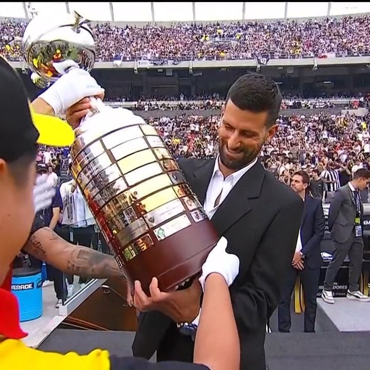 Novak Djokovic con el trofeo de la Copa Libertadores