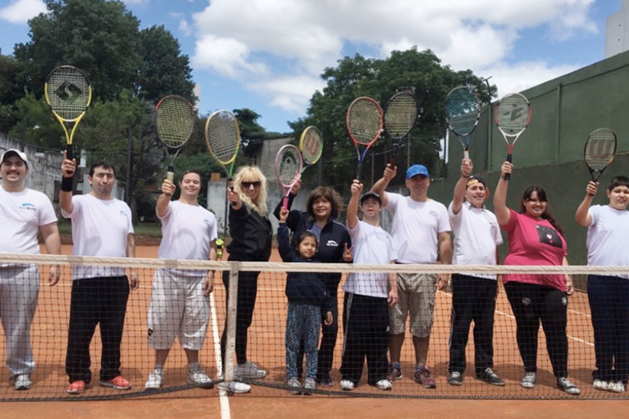 Desde hace 35 años da clases de tenis a personas con síndrome de down y trastorno del espectro autista.