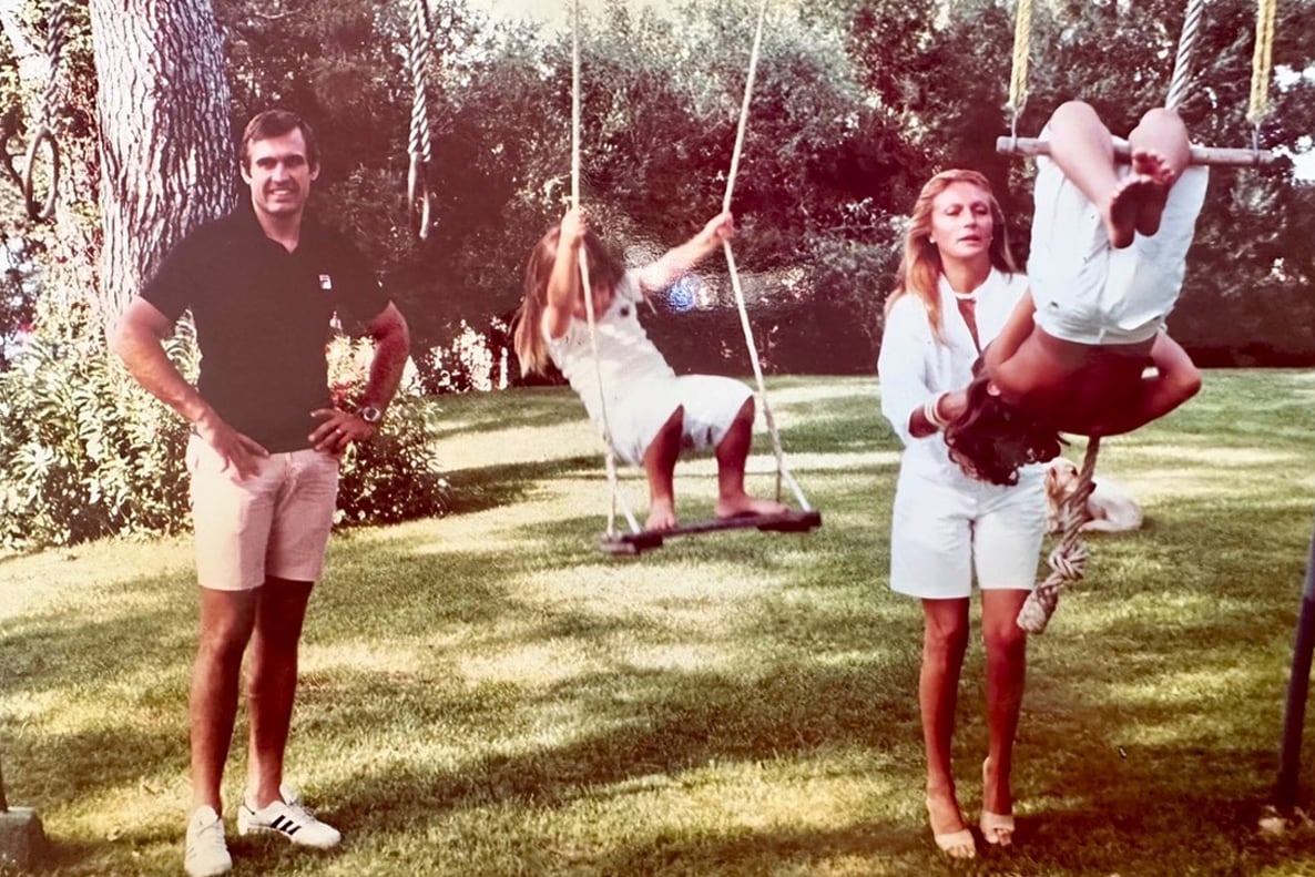 Mimicha, Lole, Cora y Mariana divirtiéndose en el jardín de su casa.