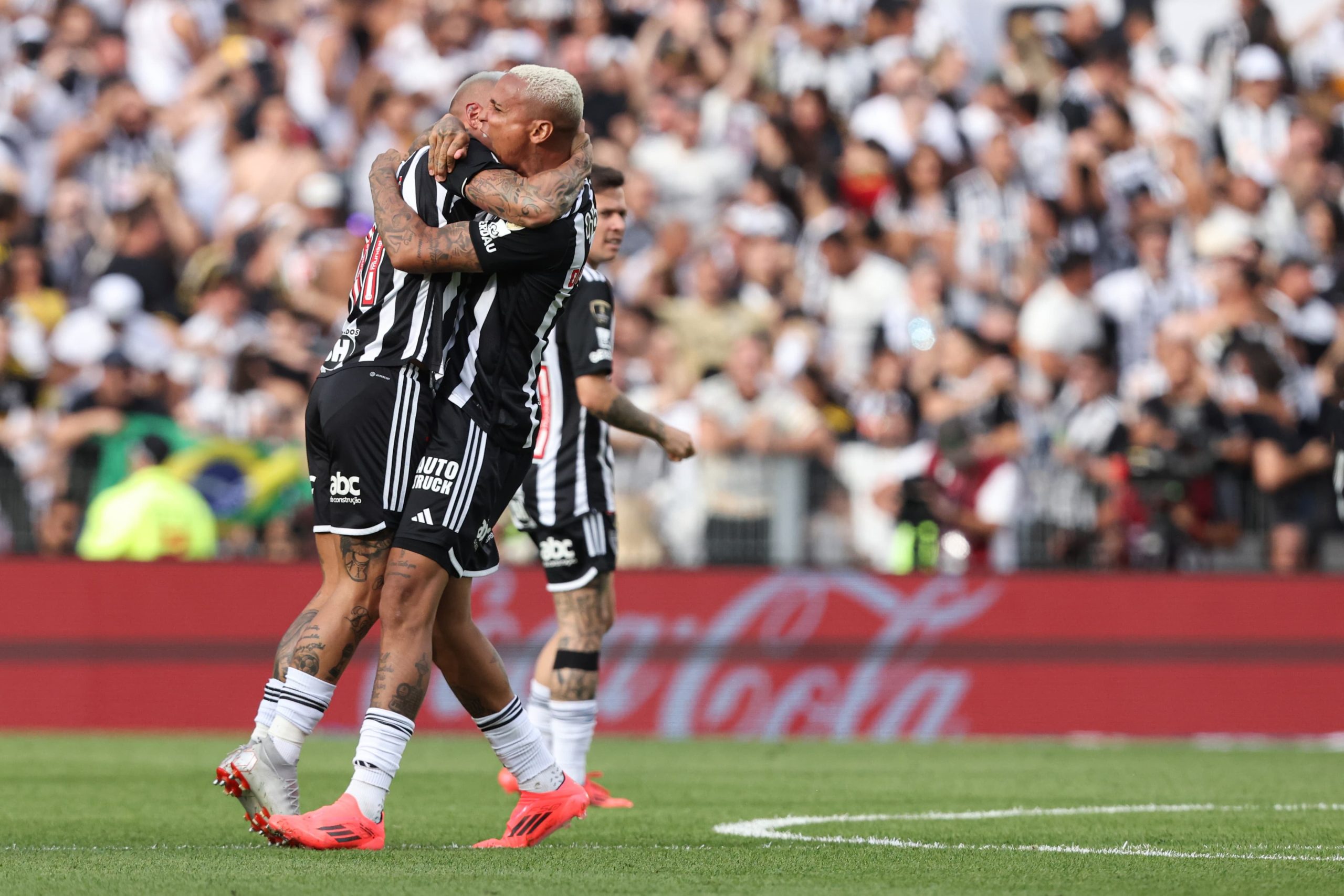 El abrazo entre Battaglia y Vargas tras el descuento del chileno en la final de la Libertadores ante Botafogo