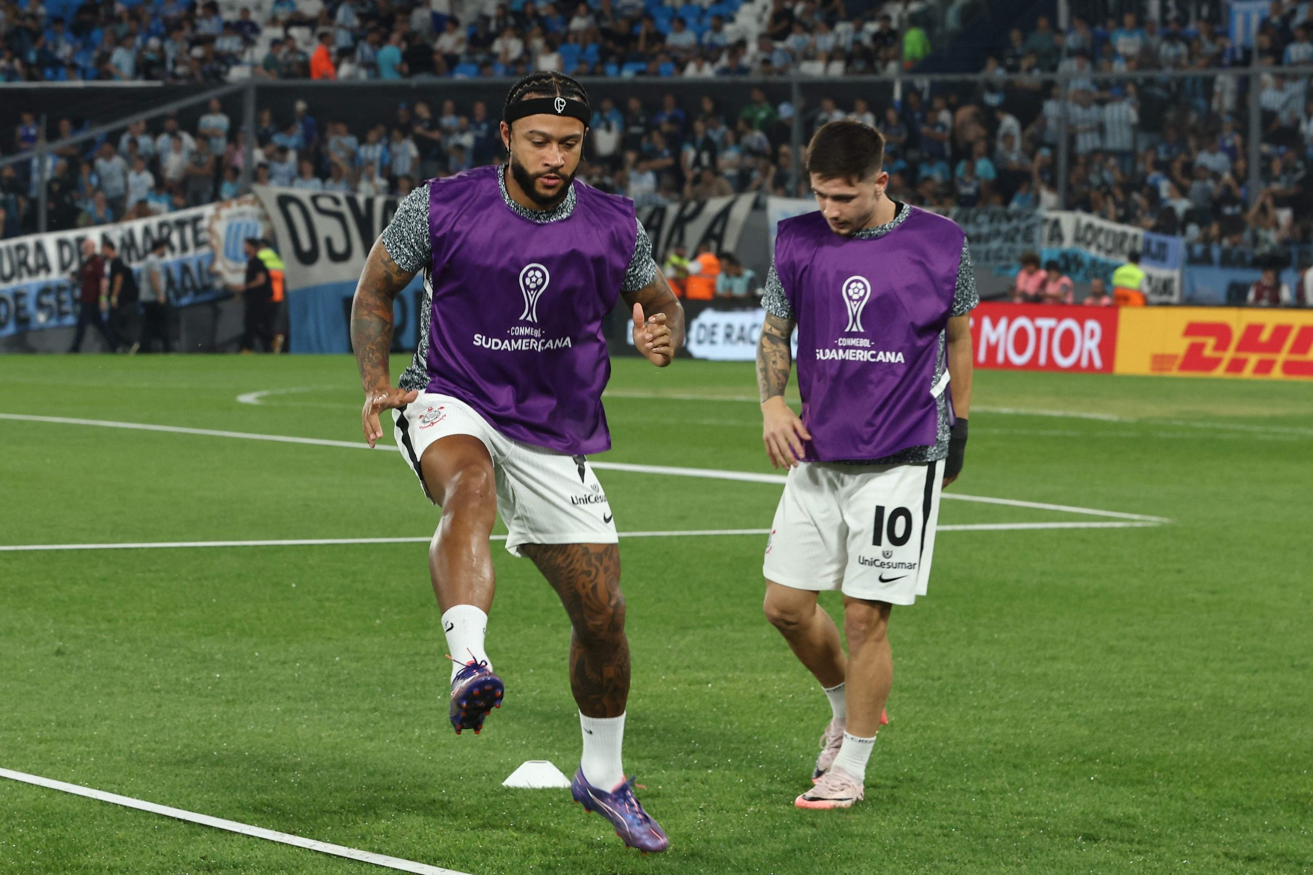 Memphis Depay y Rodrigo Garro en la entrada en calor en el campo de juego de Racing