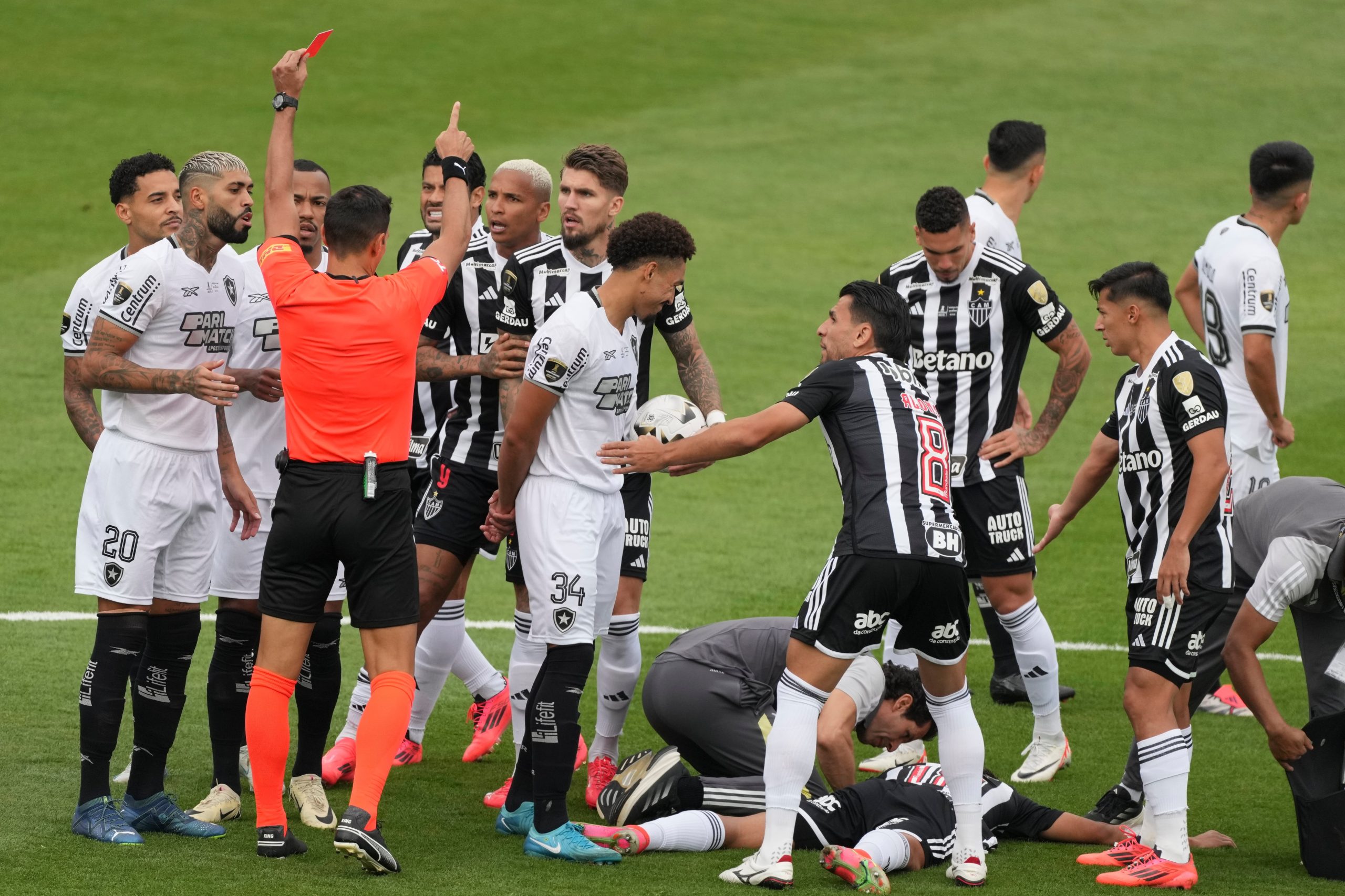 El árbitro Facundo Tello le muestra la tarjeta roja a Gregore del Botafogo en la final de la Vopa Libertadores 