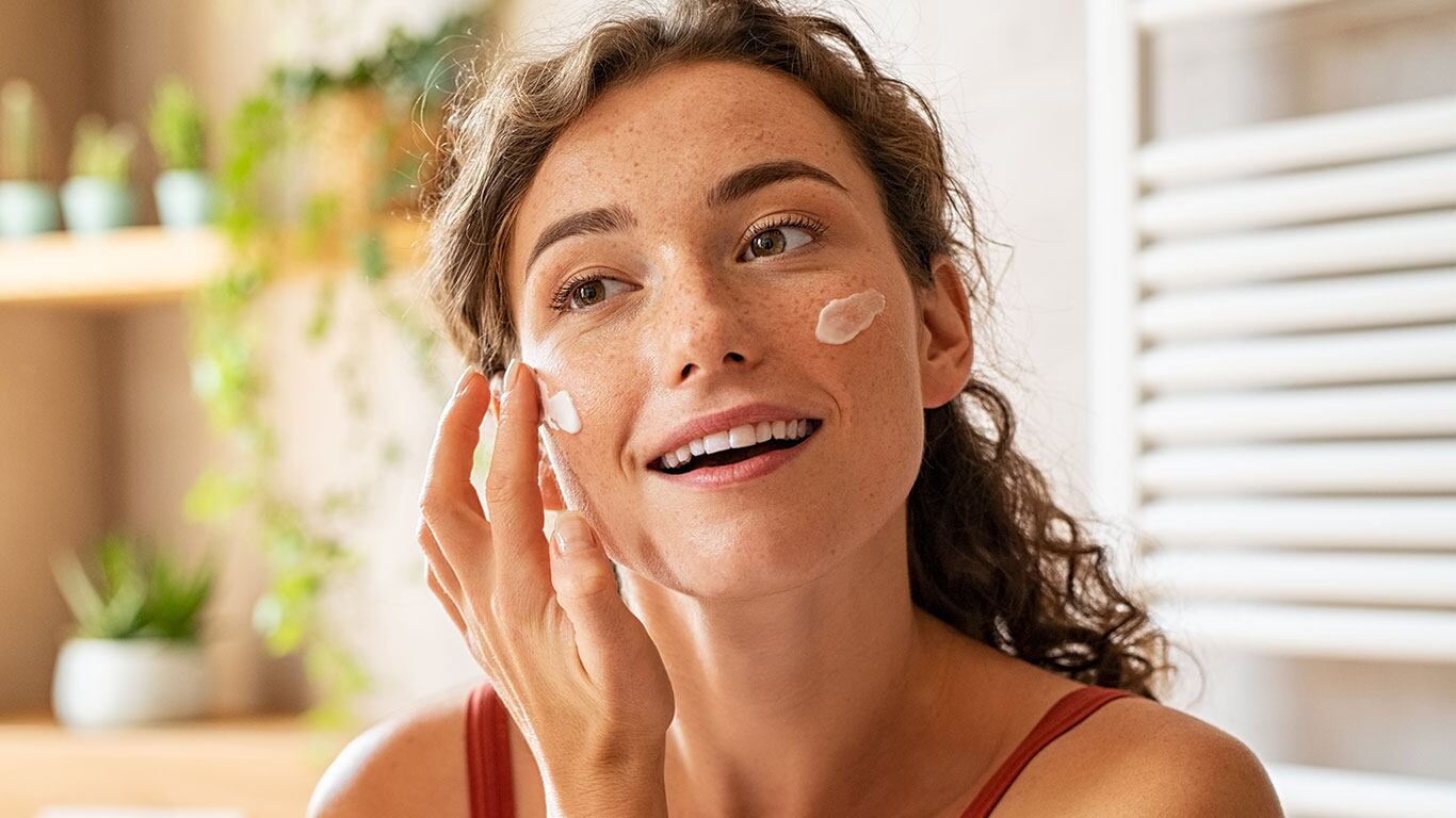 Es recomendado combinar el uso de protector solar y maquillaje (Foto: AdobeStock)