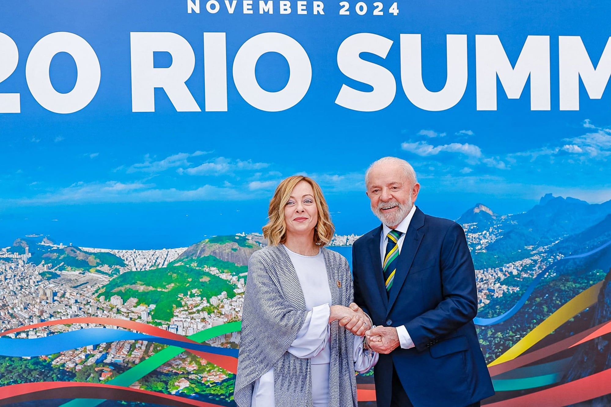 Giorgia Meloni, la primera ministra de Italia, saluda a Lula Da Silva en el G20 organizado por Brasil en Río de Janeiro