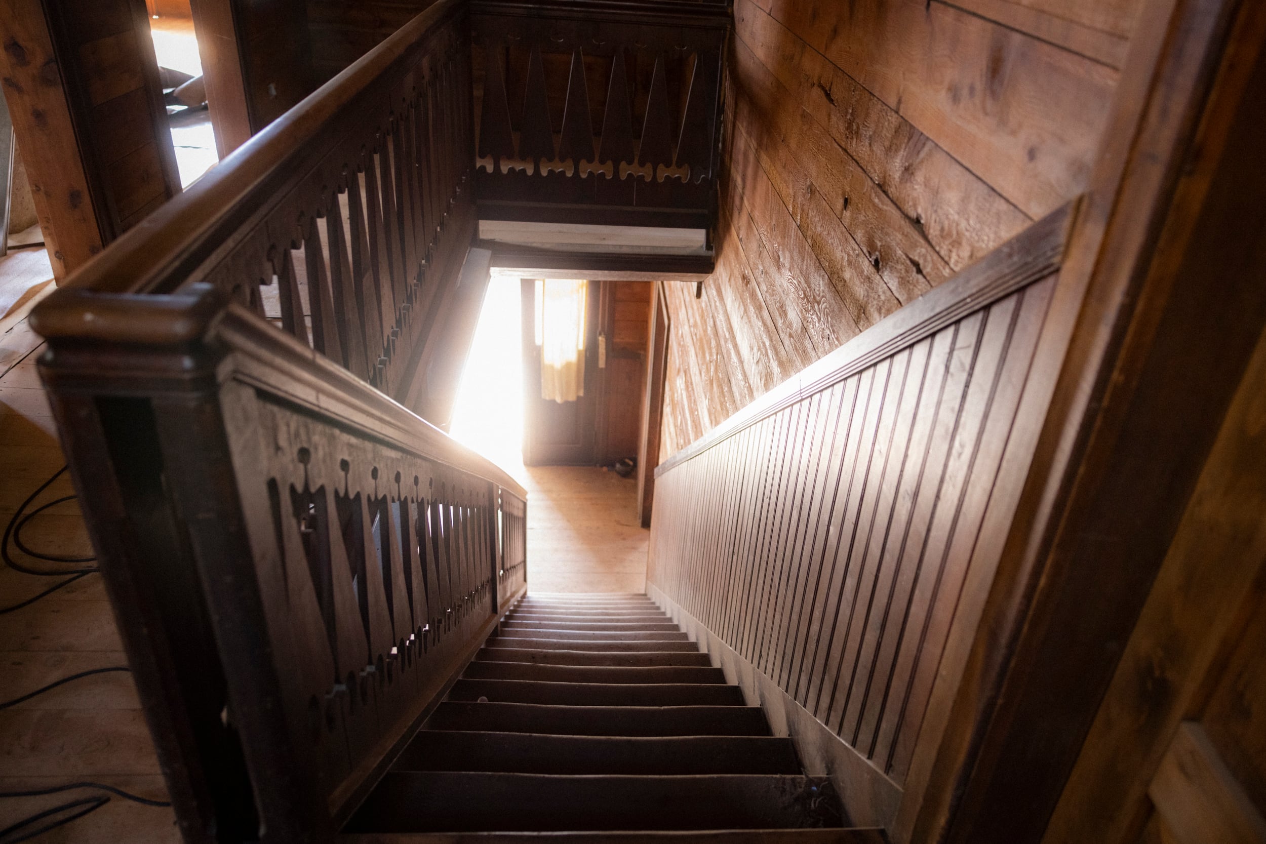 La exquisita escalera de madera se conservó tal como estaba desde el origen.