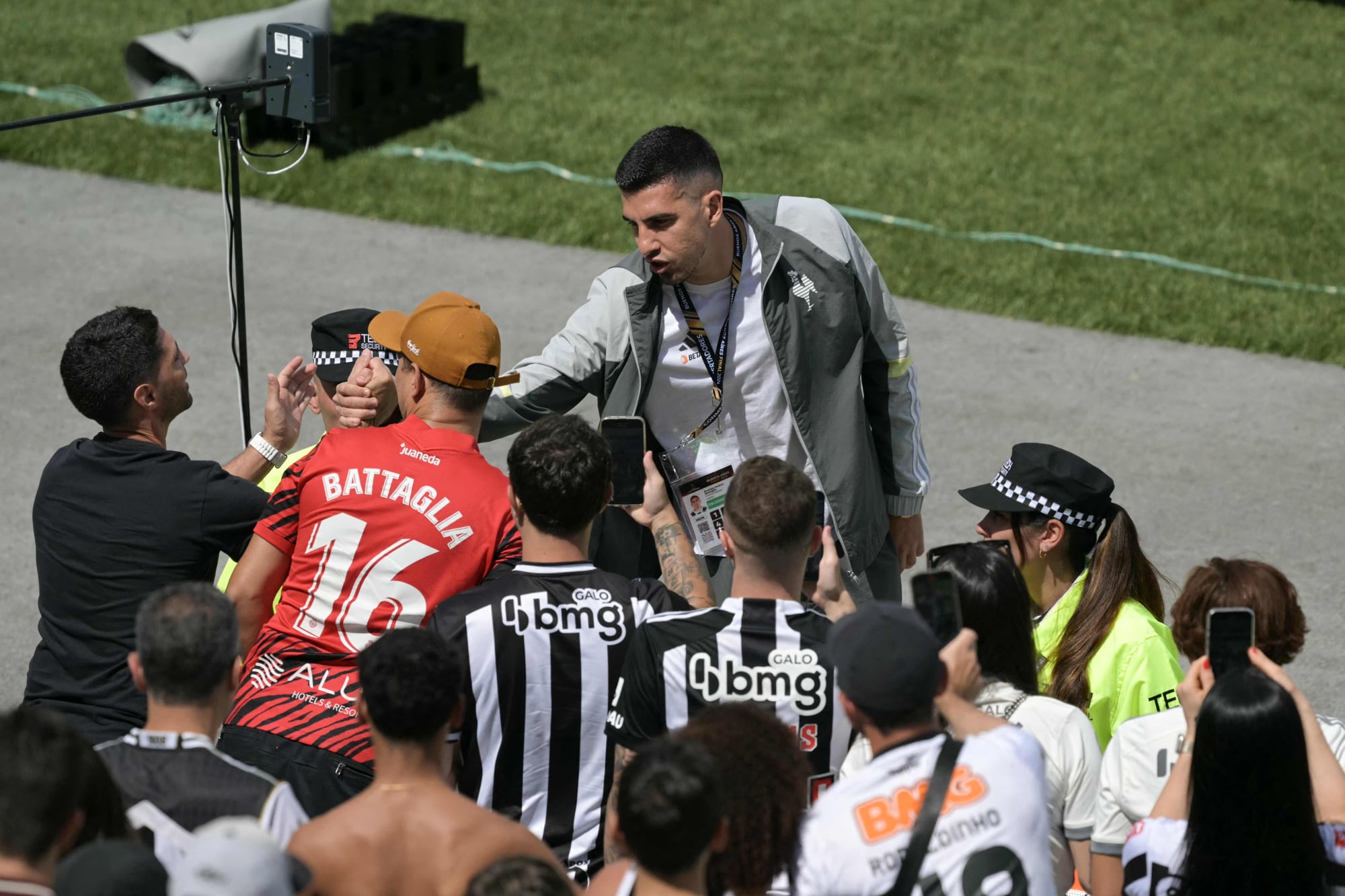 El argentino Rodrigo Battaglia se acerca a saludar a hinchas de Mineiro en el Monumental