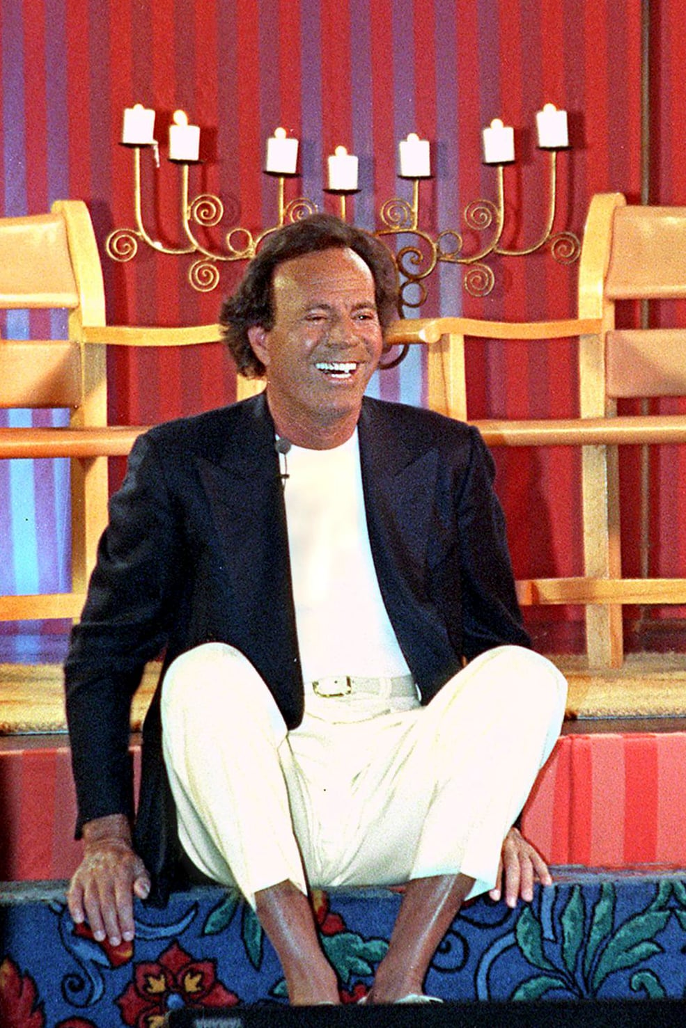 Julio Iglesias recibió un Disco de Diamante, el reconocimiento creado especialmente para él por ser el primer artista latino en vender más de 300 millones de copias de sus álbumes en 12 idiomas. 