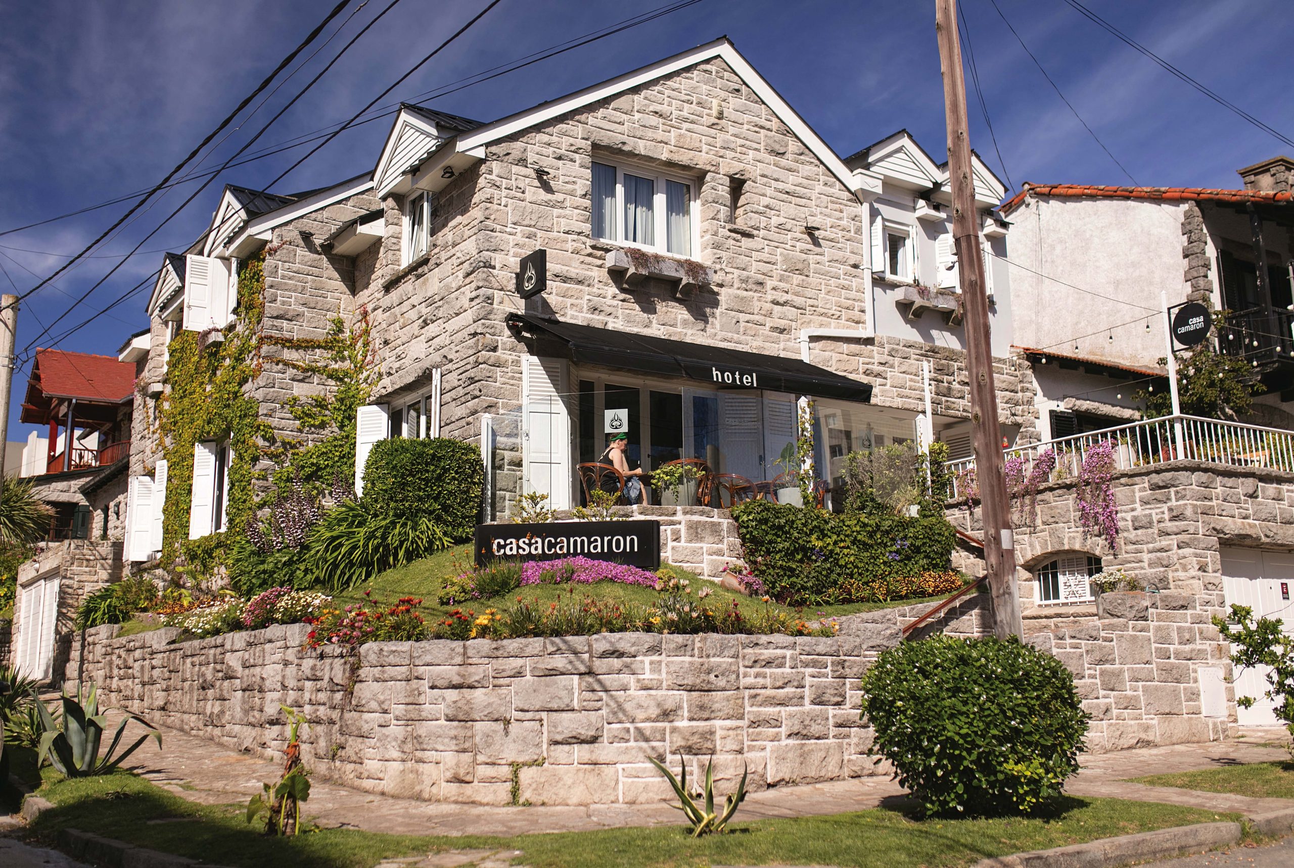 La fachada revestida en piedra de Casa Camarón, Mar del Plata.