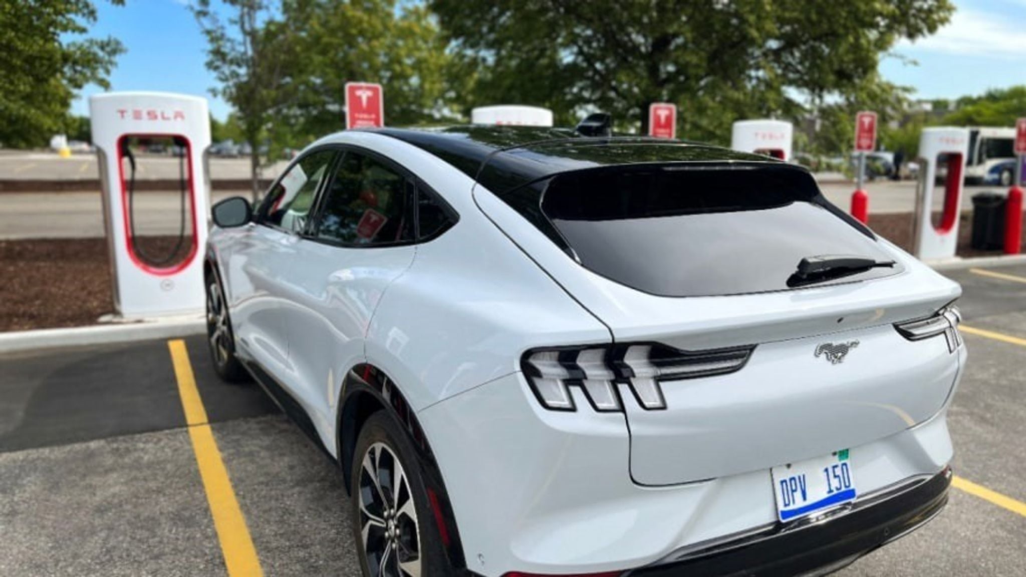 26/05/2023 Un coche cargando en uno de los supercargadores de la red de Tesla..  La compañía Ford Motor ha llegado a un acuerdo con Tesla para dar a sus clientes de vehículos eléctricos acceso a 12.000 supercargadores de la red de Tesla en Estados Unidos y Canadá, según han informado en un comunicado.  ECONOMIA FORD