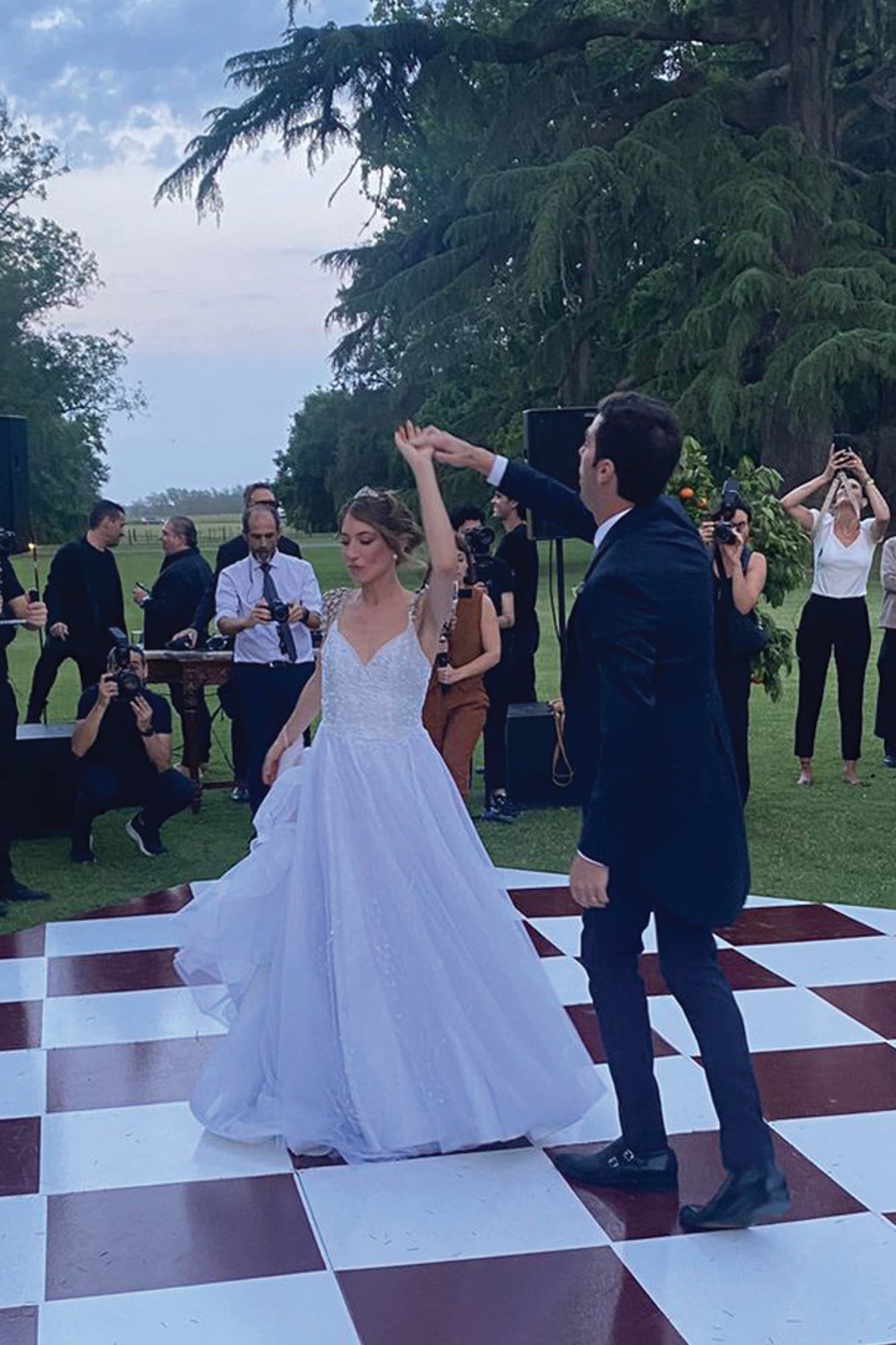 Los novios en pleno dancing.